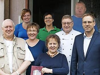 Joscha und Gabi Heinkow wurden von B&uuml;rgermeister B&auml;uerlein (vorne von links) geehrt. Dar&uuml;ber freuen sich die Gastgeber-Familien Oppelt (Nadine, Elisabeth und Armin) und Bayer (Michael und Irmgard).  Foto: sw
