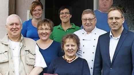 Joscha und Gabi Heinkow wurden von B&uuml;rgermeister B&auml;uerlein (vorne von links) geehrt. Dar&uuml;ber freuen sich die Gastgeber-Familien Oppelt (Nadine, Elisabeth und Armin) und Bayer (Michael und Irmgard).  Foto: sw