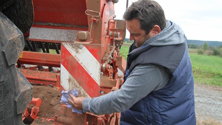 Nach der Feldarbeit müssen Blinker und Warntafeln sauber gemacht werden, bevor es wieder auf die Straße geht, weiß Landwirt Michael Tröglen.