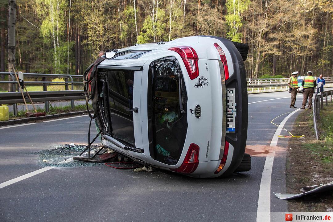 Unfall: Auto gerät bei Beutelsdorf auf Gegenfahrbahn und streift einen Traktor