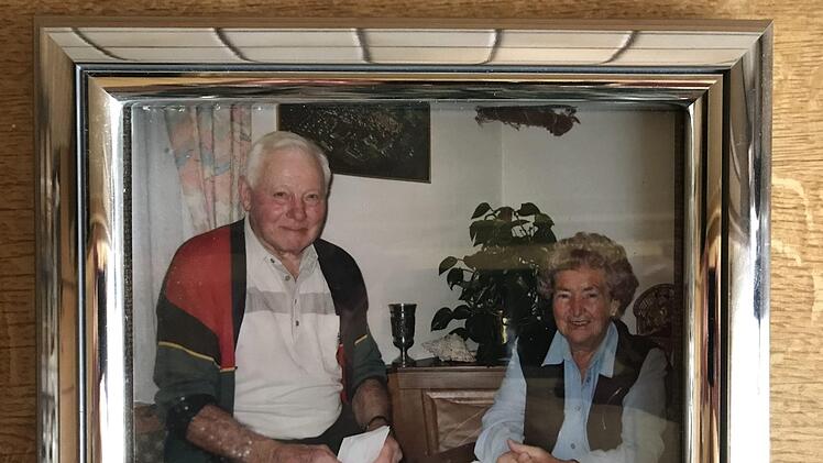 Ein gerahmtes Bild  zeigt die Großeltern Helmtrud und Josef Schießer. Repro: Anja Vorndran