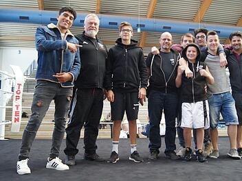 Unser Bild zeigt die TSV-Boxer um (von links) Mohammad Shadab, Trainer Edgar Feuchter, Elias Paul, Frank Leifels, Florian Säwert, Elias Leifels, Louis Krassa, Max Neb und Florin Paul. Foto: Petra Nordmann