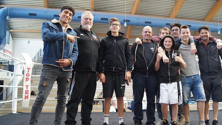 Unser Bild zeigt die TSV-Boxer um (von links) Mohammad Shadab, Trainer Edgar Feuchter, Elias Paul, Frank Leifels, Florian Säwert, Elias Leifels, Louis Krassa, Max Neb und Florin Paul. Foto: Petra Nordmann