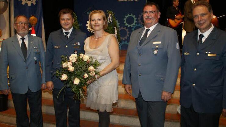 Mit dem THW-Ehrenzeichen in Bronze wurden in Haßfurt Reinhard Kuhla und Christian Günther ausgezeichnet. Unser Bild zeigt von links: Reinhard Kuhla, Christian und Anica Günther, den Geschäftsführer der THW-Geschäftsstelle Bamberg, Curd Mohr, und ,en stellvertretenden Landesbeauftragten Siegfried Schymala.