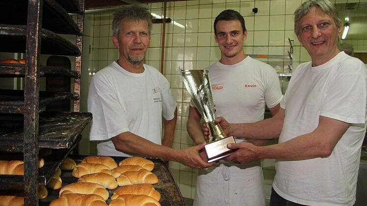 Kevin Semmelroch (Mitte) von der Bäckerei Dippold in Melkendorf ist der schnellste Bäcker Oberfrankens, doch die Situation der Handwerksbäcker ist nicht rosig, schlägt Ralf Groß (rechts) Alarm.