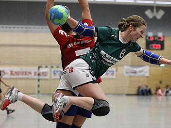 Abgehängt: Carolin Annon von der SG Garitz/Nüdlingen im Anflug auf das Bergtheimer Tor. Foto: Frank Scheuring