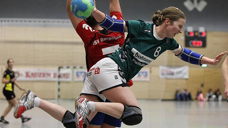 Abgehängt: Carolin Annon von der SG Garitz/Nüdlingen im Anflug auf das Bergtheimer Tor. Foto: Frank Scheuring