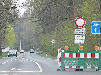 Hier ist Schluss: Wer von Bamberg nach Pödeldorf fahren will, muss bis Sonntagnachmittag einen anderen Weg wählen. Die Staatsstraße so wie die Anschlussstellen Bamberg-Ost der A73 sind gesperrt.  Foto: sem