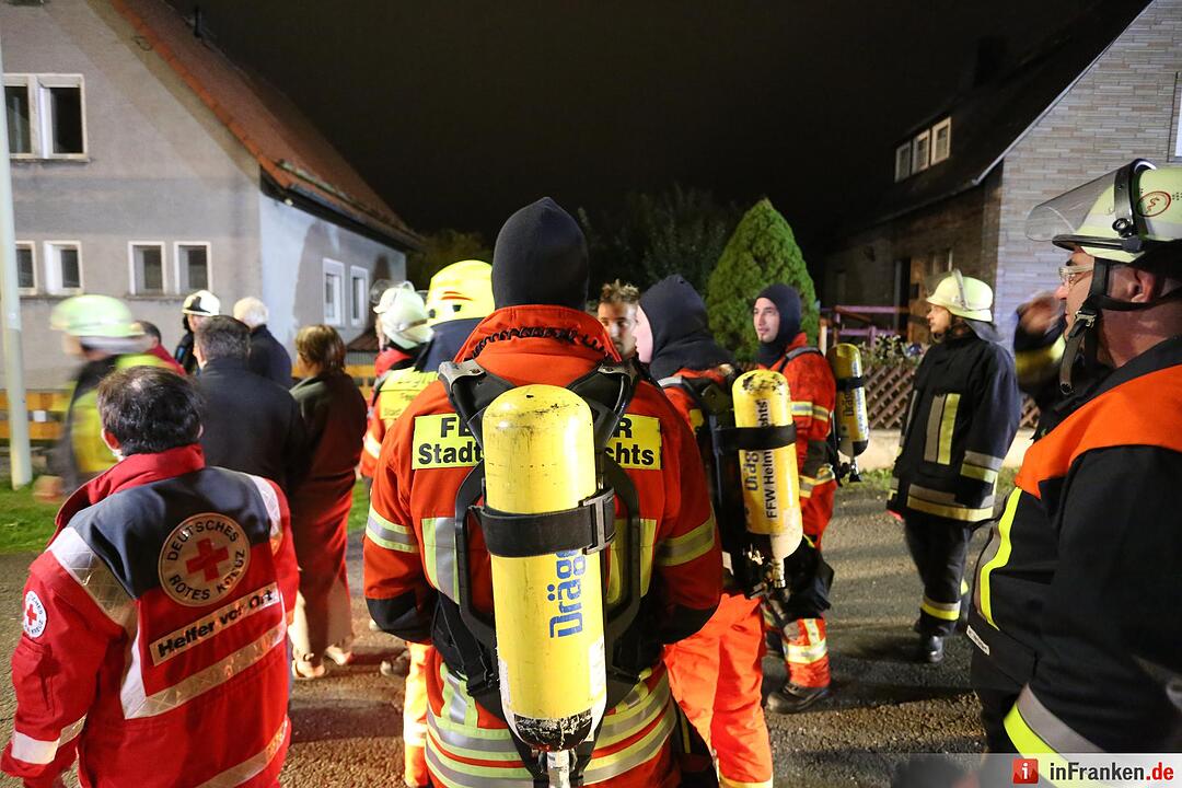 Brennender Pkw greift auf Wohnhaus ueber - Dachstuhlbrand