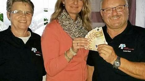 Die Tinnitusgruppe spendete 300 Euro f&uuml;r den Paul-Gerhardt-Kindergarten. Von links: Steffi Daubitz, Kindergaratenleiterin Monika Hoffmann und Herbert R&ouml;sch.  Foto: privat