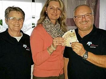 Die Tinnitusgruppe spendete 300 Euro f&uuml;r den Paul-Gerhardt-Kindergarten. Von links: Steffi Daubitz, Kindergaratenleiterin Monika Hoffmann und Herbert R&ouml;sch.  Foto: privat