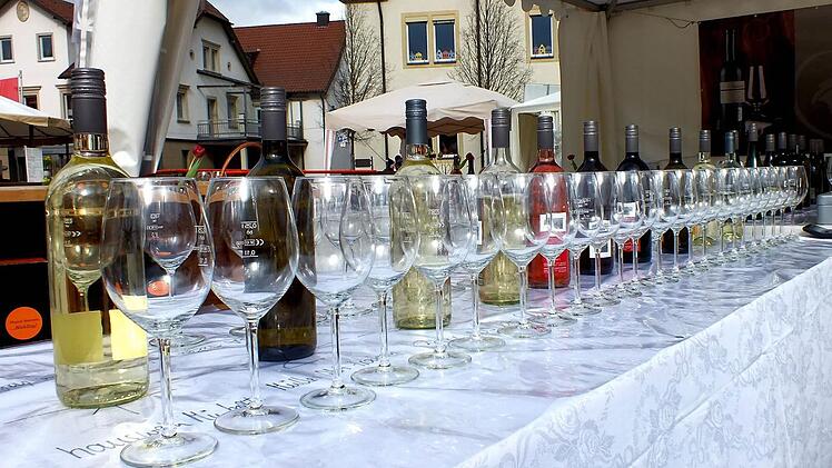 Aufgestellt in Reih und Glied: Der Sander Wein wartete auf die Besucher.