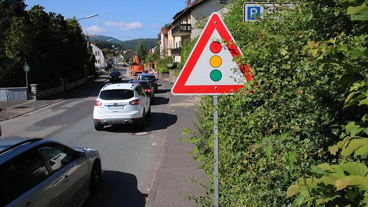 Vor der Ampel ergeben sich durch die langen Ampelphasen Schlangen. Foto: Ralf Ruppert