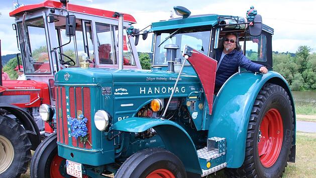 Ludwig J&auml;ger auf seinem Hanomag: Die 55 PS starke Zugmaschine aus dem Jahr 1956 ist der Lieblingsbulldog des 65-j&auml;hrigen Knetzgauers. In Limbach stellte er sein historisches Fahrzeug der &Ouml;ffentlichkeit vor.