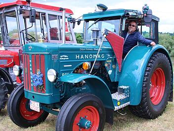 Ludwig Jäger auf seinem Hanomag: Die 55 PS starke Zugmaschine aus dem Jahr 1956 ist der Lieblingsbulldog des 65-jährigen Knetzgauers. In Limbach stellte er sein historisches Fahrzeug der Öffentlichkeit vor.