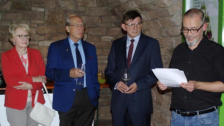 Dr. Jochen Ramminger und Bürgermeister Armin Warmuth (von rechts) eröffneten die Sonderausstellung "Über Brücken" im Stadtmuseum. Foto: Winfried Ehling