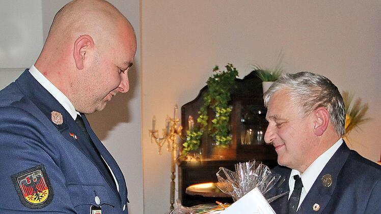 40 Jahre aktiv bei der Feuerwehr ist Helmut Kühn (rechts), der von  Kommandant Robert Müller geehrt wurde. Dieter Britz