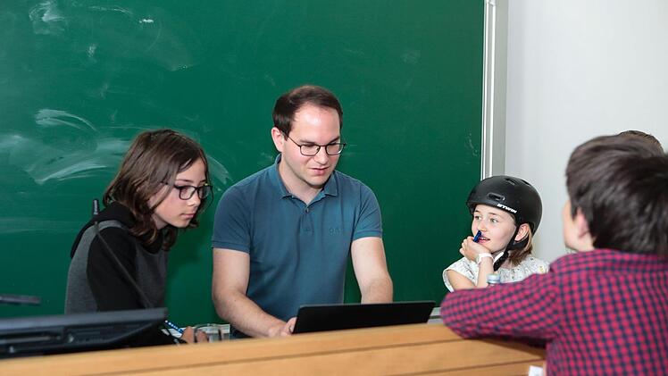 Die Mädchen und Jungen waren sehr interessiert bei der Vorlesung über sichere Passwörter und haben Professor Herrmann auch danach noch viele Fragen gestellt.