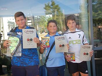 Marc Pohle siegte beim Tischtennisturnier der 5. bis 7. Klassen der Freiherr von Lutz Mittelschule vor Marcel Göpfert und Timo Möltner (von links).  Foto: Manfred Mellenthin