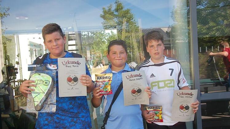 Marc Pohle siegte beim Tischtennisturnier der 5. bis 7. Klassen der Freiherr von Lutz Mittelschule vor Marcel Göpfert und Timo Möltner (von links).  Foto: Manfred Mellenthin