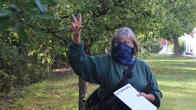 Elke März-Fährmann bei der Versteigerung: "Zum Ersten, zum Zweiten und zum Dritten". Für drei Euro geht der Apfelbaum weg. Foto: Karina Brock