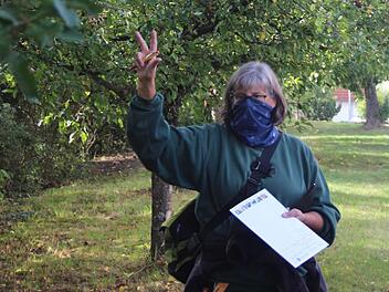Elke März-Fährmann bei der Versteigerung: "Zum Ersten, zum Zweiten und zum Dritten". Für drei Euro geht der Apfelbaum weg. Foto: Karina Brock