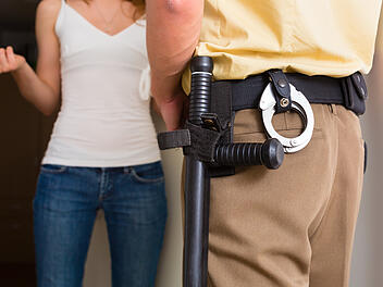 Kreischen ruft Polizei auf den Plan: Verdutztes Ehepaar &ouml;ffnet die T&uuml;r