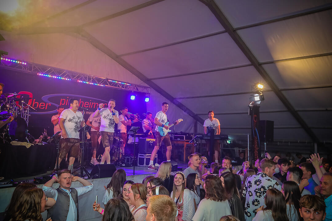 Samstagsparty im Festzelt!