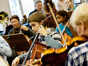 Probenzeit für das Mitmachkonzert im Landestheater: Zu den jungen Talenten zählt auch der 16-jährige Coburger Gymnasiast Jakob Rüttinger. Als Solist wird er am Freitag Haydns Cellokonzert D-Dur interpretieren. Foto: Jochen Berger