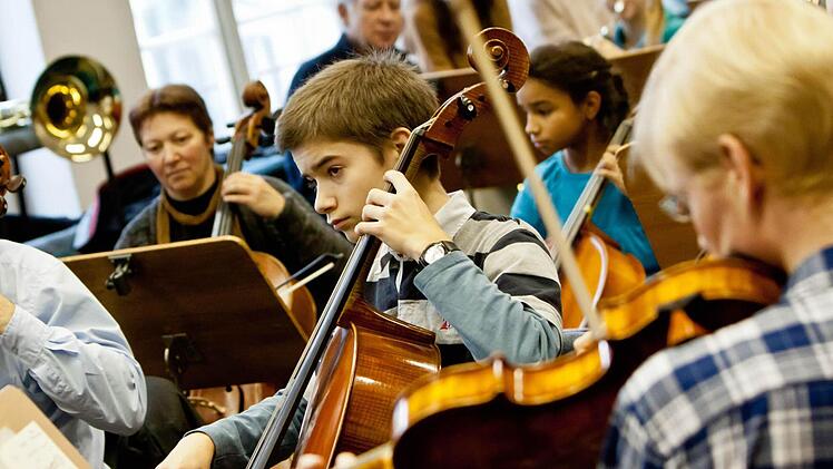 Probenzeit für das Mitmachkonzert im Landestheater: Zu den jungen Talenten zählt auch der 16-jährige Coburger Gymnasiast Jakob Rüttinger. Als Solist wird er am Freitag Haydns Cellokonzert D-Dur interpretieren. Foto: Jochen Berger
