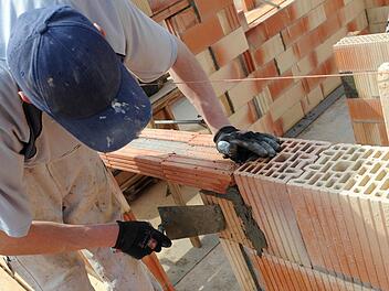 Maurer und die weiteren Beschäftigten im Baugewerbe erhalten 2,6 Prozent mehr Lohn. Foto: Britta Pedersen/dpa