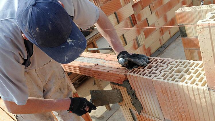 Maurer und die weiteren Beschäftigten im Baugewerbe erhalten 2,6 Prozent mehr Lohn. Foto: Britta Pedersen/dpa