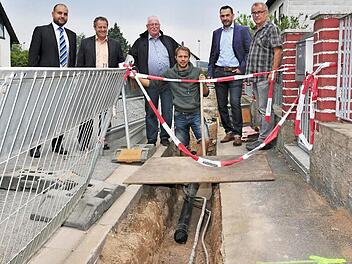 In Obertheres und in Wonfurt (im Bild) hat die Telekom mit dem Ausbau von schnellem Internet begonnen. Unter anderem werden schwarze Rohre verlegt (im Bild), die dann einen Rohrverbund von sieben dünnen Rohren aufnehmen. In eines dieser Rohre wird dann das Glasfaserkabel geblasen; die restlichen sechs Rohre bilden eine Reserve. Im Bild (von links) Michael Gstädtner und Dieter Schramm von der Telekom, Gustel Schneider (SNG), Ralf Riedlmeier (Newo-Bau Horhausen) sowie Wonfurts Bürgermeister Hol...