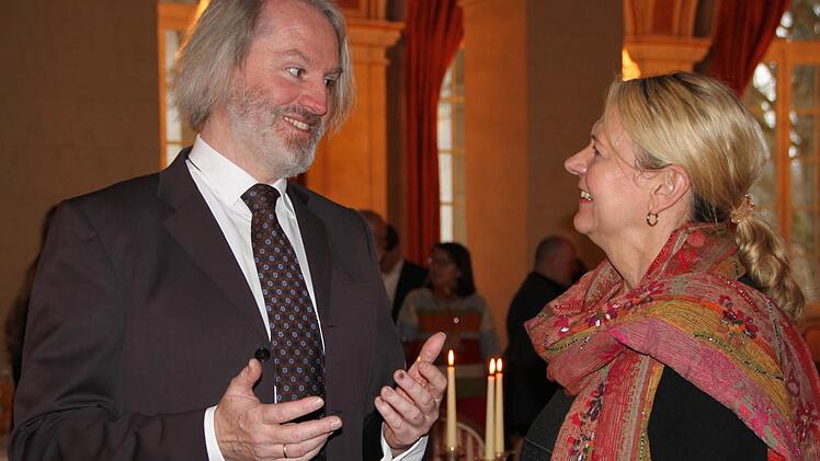 Hat den Weg zum Glück gefunden: Gerhard Hofweber im Gespräch mit Kurdirektorin Andrea Schallenkammer. Bei einer Abendveranstaltung stellte sich der Philosoph den Bad Brückenauern vor. Foto: Ulrike Müller
