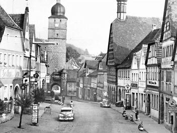 Ein Wirtshaus und Geschäft am andern: Diese historische Aufnahme belegt die Branchen-Vielfalt und die Tatsache, dass das Parken vor dem Rathaus schon immer verboten war. Archiv-Fotos: Steffen Schanz/Foto-C reativ-Kreis aus den Sammlungen Rothbauer, Ziegler und Liebender