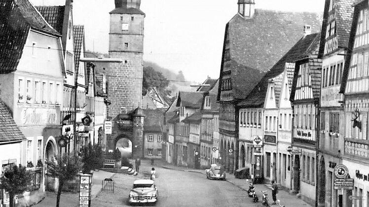Ein Wirtshaus und Geschäft am andern: Diese historische Aufnahme belegt die Branchen-Vielfalt und die Tatsache, dass das Parken vor dem Rathaus schon immer verboten war. Archiv-Fotos: Steffen Schanz/Foto-C reativ-Kreis aus den Sammlungen Rothbauer, Ziegler und Liebender