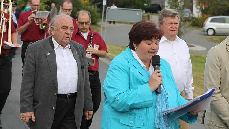 Die Wallfahrer wurden am Ortsrand von Neuengrün abgeholt und zur Kirche geleitet. Foto: Michael Wunder