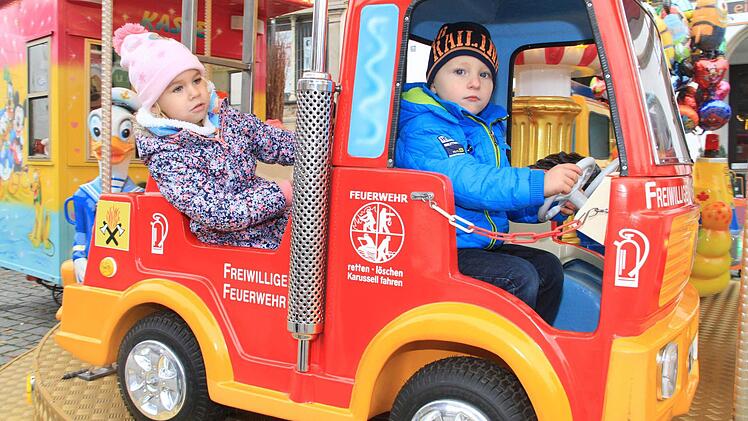 Die jüngsten Besucher konnten eine Runde im Kinderkarussell drehen. Foto: Gerda Völk