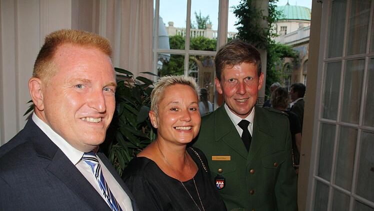 Maßbachs Bürgermeister Matthias Klement mit seiner Frau Kerstin und Stefan Haschke, Polizeichef von Bad Kissingen.