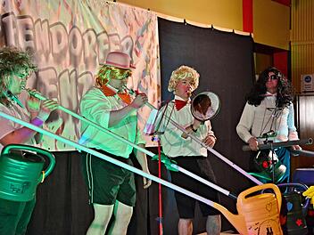 Die Musiker der Pfaffendorfer Blaskapelle zeigten, dass sie Töne auch  ohne ihre echten Instrumente produzieren können. Foto: Maik Bayersdorfer