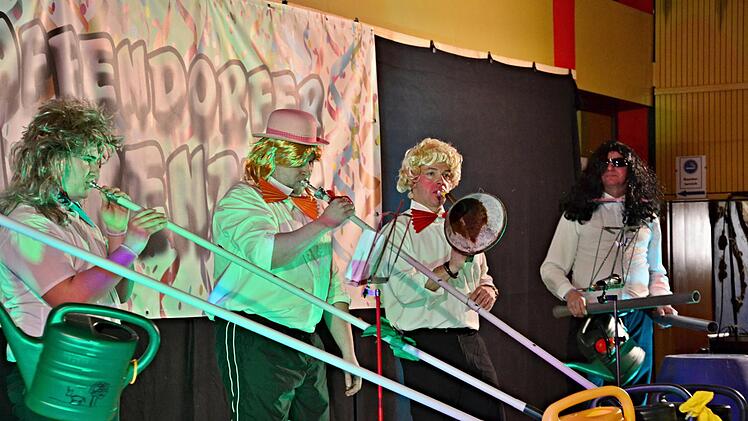 Die Musiker der Pfaffendorfer Blaskapelle zeigten, dass sie Töne auch  ohne ihre echten Instrumente produzieren können. Foto: Maik Bayersdorfer