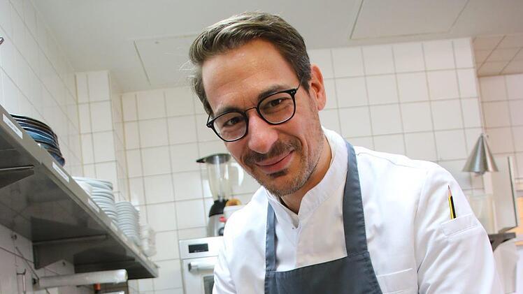 Küchenchef Frederik Desch (43) von "Laudensacks Parkhotel" richtet eine Vorspeise an: Kalbsleber mit Saucen aus Kakao, Chilli, Quitte, Marone, Ingwer und Kardamon. Foto: Ralf Ruppert