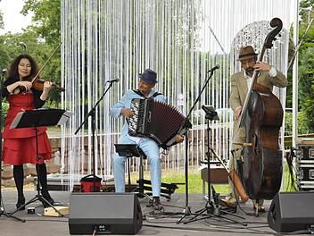 Jana Mishenina, Jakob Neubauer und Henry Altmann sind professionelle und begeisterte Musiker mit osteuropäischen Wurzeln, die mit ihrer Musik einen spannenden Bogen zwischen Orient und Okzident spannen können.  Foto: Peter Klopf