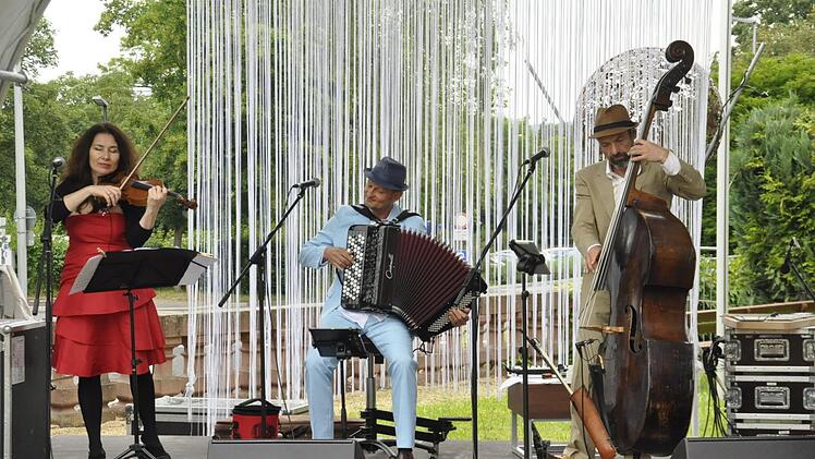 Jana Mishenina, Jakob Neubauer und Henry Altmann sind professionelle und begeisterte Musiker mit osteuropäischen Wurzeln, die mit ihrer Musik einen spannenden Bogen zwischen Orient und Okzident spannen können.  Foto: Peter Klopf