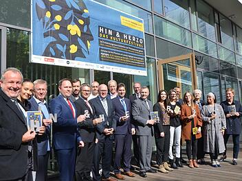 Organisatoren und Sponsoren stellen sich vorab zum "hin&herzo"-Gruppenbild.  Foto: Bernhard Panzer