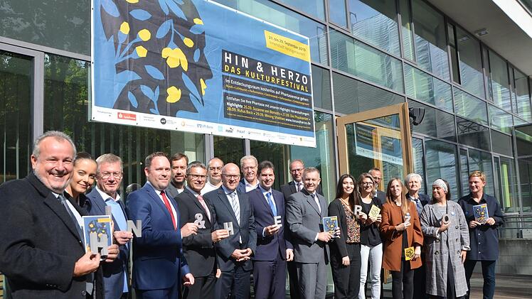 Organisatoren und Sponsoren stellen sich vorab zum "hin&herzo"-Gruppenbild.  Foto: Bernhard Panzer