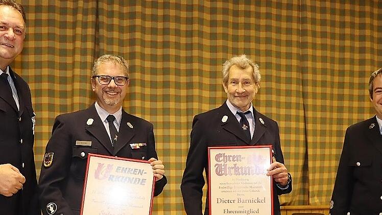 Die Geehrten (von links): Erster Vorsitzender Manfred Hofmann, Stefan Grass (25 Jahre Mitglied in der FFW Mainroth), das neue Ehrenmitglied Dieter Barnickel und Kommandant Jochen Stenglein.