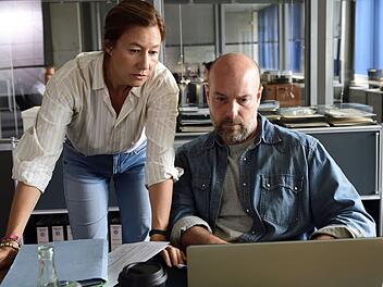 Cris Blohm (Johanna Wokalek) und Dennis Eden (Stephan Zinner) müssen in ihrem vierten gemeinsamen Münchener "Polizeiruf 110" drei Augenzeuginnen eines Mordes schützen: Es sind Dragqueens, die vor der Gewalt der Täter aus der Organisierten Kriminalität Angst haben.