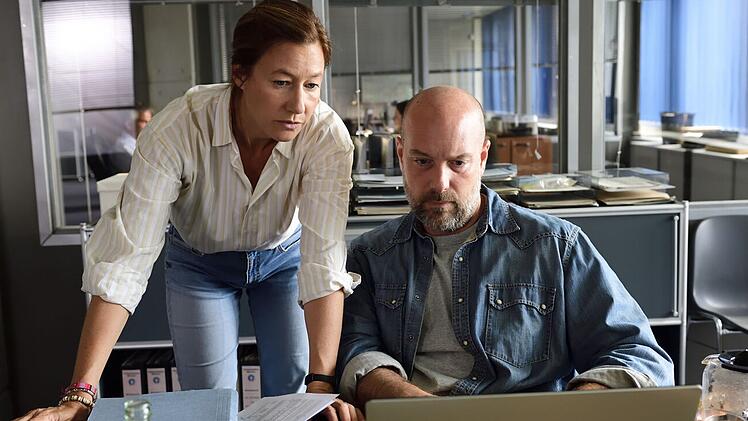 Cris Blohm (Johanna Wokalek) und Dennis Eden (Stephan Zinner) müssen in ihrem vierten gemeinsamen Münchener "Polizeiruf 110" drei Augenzeuginnen eines Mordes schützen: Es sind Dragqueens, die vor der Gewalt der Täter aus der Organisierten Kriminalität Angst haben.