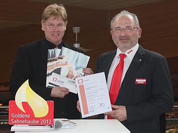 Jürgen Horst Dörfler (l.) übergab das Zertifikat an Matthias Zwingel.